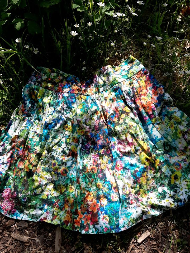 Zara women flower Power Bunter Blumen Rock gr.xs in Bad Berleburg