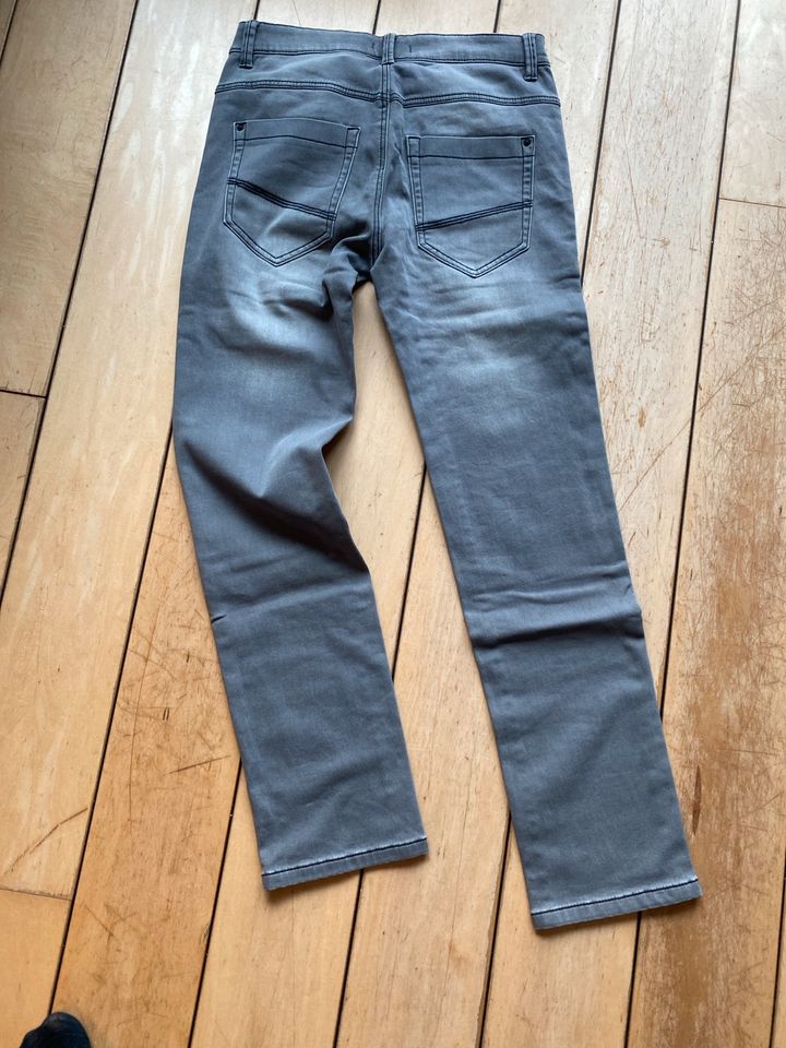 Jeans von S.Oliver in grau wattiert Gr. 176 slim in Wennigsen