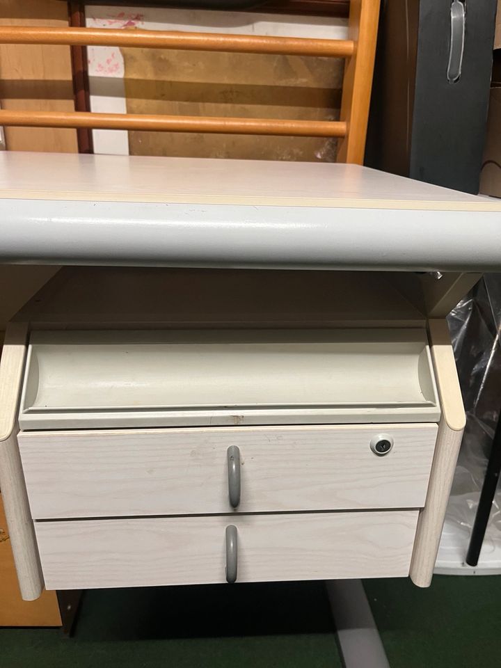 Schöner Schreibtisch mit abschließbarer Schublade in Saulheim