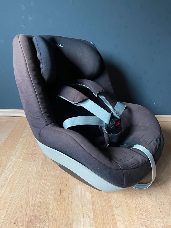 Maxi-Cosi Babyschale Pebble + Kindersitz Pearl + Basisstation in Gütersloh