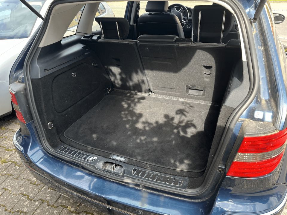 Mercedes B-Klasse 180 CDI | Diesel | dunkelblau in Reutlingen