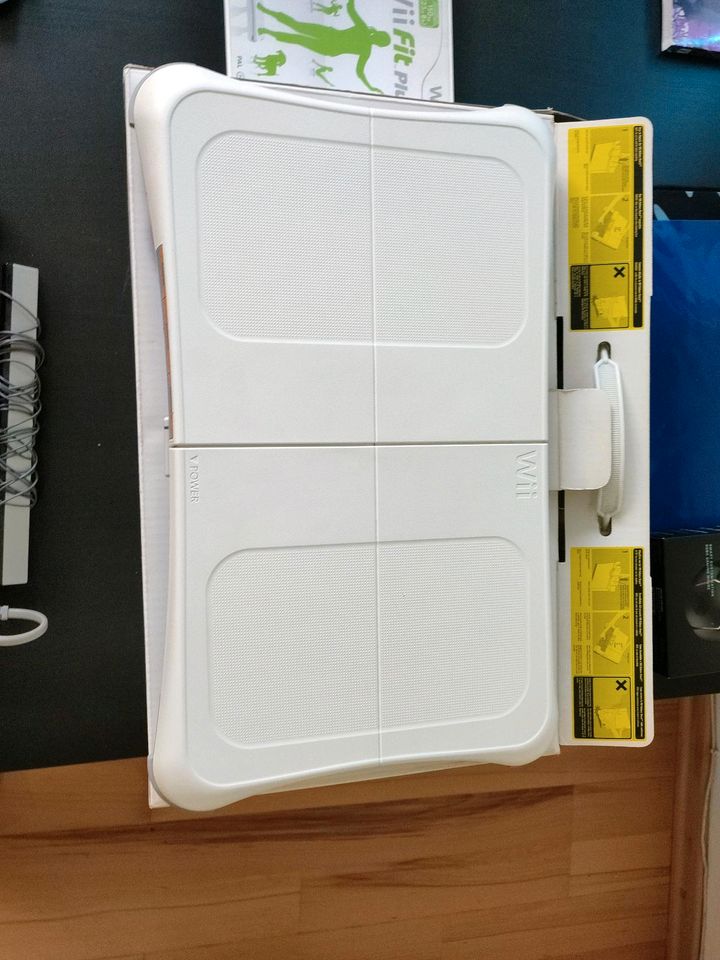 Nintendo Wii (limited Red Edition) +fit balance board und zubehör in Bonn