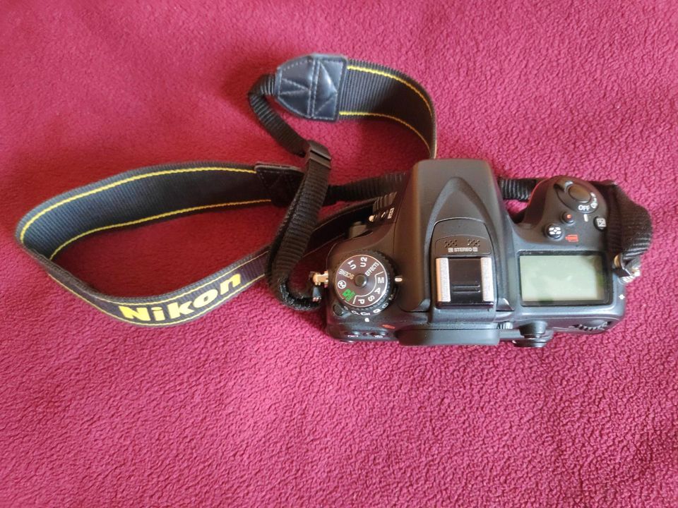 Nikon D7100 + Batteriegriff MB-D15 + NIKORR 18-105 DX + Zubehör in Dresden