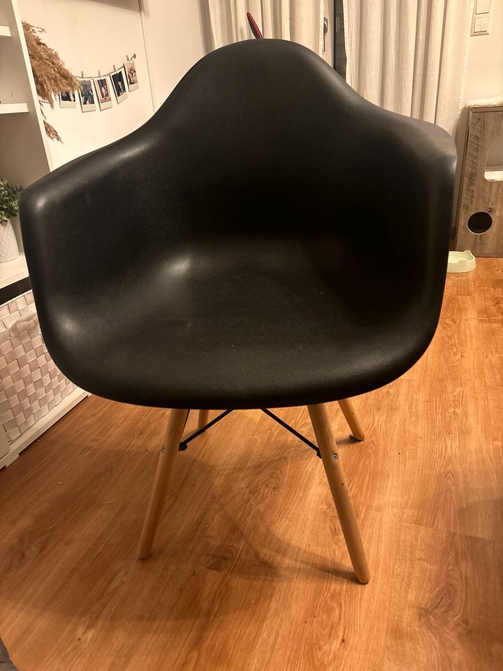 Schwarzer moderner Stuhl in Leipzig