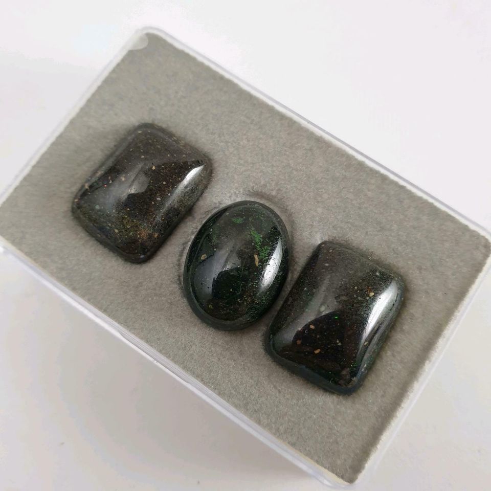 3 dunkel behandelte Opale ( ca. 22 Carat ) je 16 x 12 mm in Recklinghausen