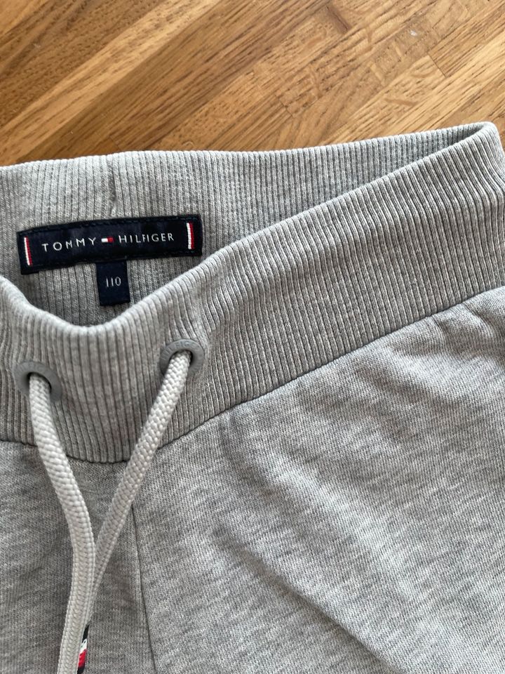 Tommy Hilfiger Shorts, Gr. 110, grau in Neckargemünd