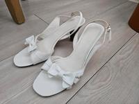 Esprit Sandalen Sandaletten schleife weiß Lackleder 38 Nordrhein-Westfalen - Marl Vorschau