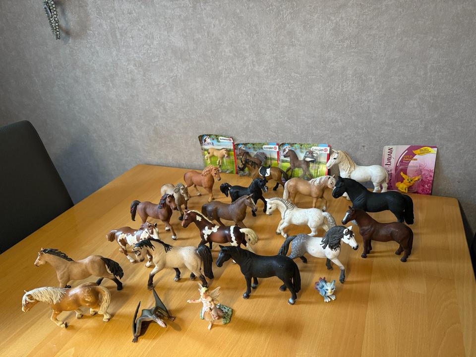 Schleich Pferde Katzen Eisbär Panda Hase Orca Urzeittier Ostern in Klein Offenseth-Sparrieshoop