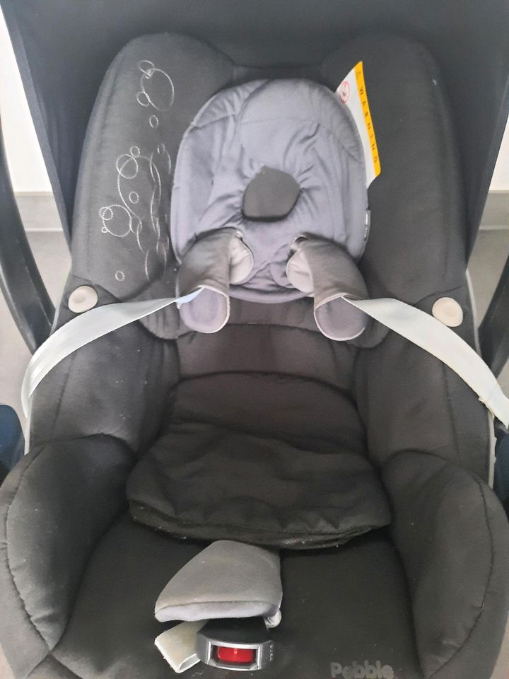 Maxi-Cosi Autositz inkl. FamilyFix Station + Zubehör in Westeregeln