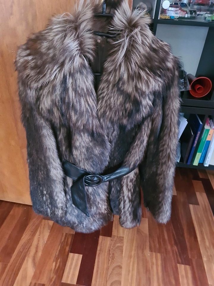 Sehr schöne alte Echt Pelz Jacke mit Taschen und Gürtel in Reichelsheim (Odenwald)