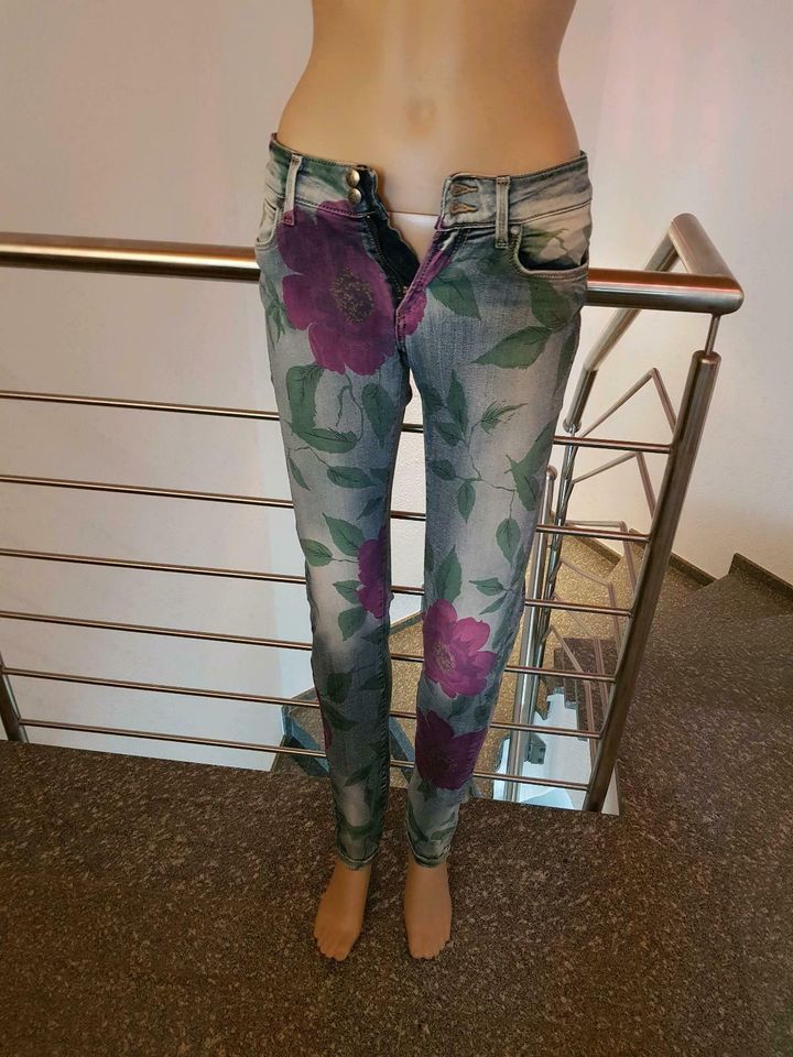 Hilfiger Jeans Milan Größe 27/32 Blumen in Saarwellingen