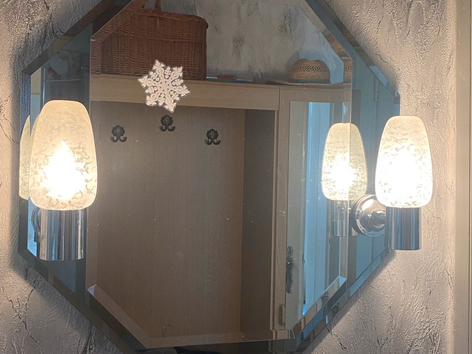 Spiegel mit licht und steckdose in Markranstädt