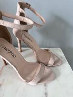 High Heels Pumps beige Gr.38 NEU Hessen - Eschborn Vorschau