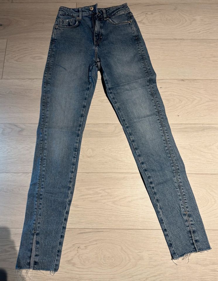 Damen Jeans Hosen Paket Marke Zara Guess H&M in Alzenau