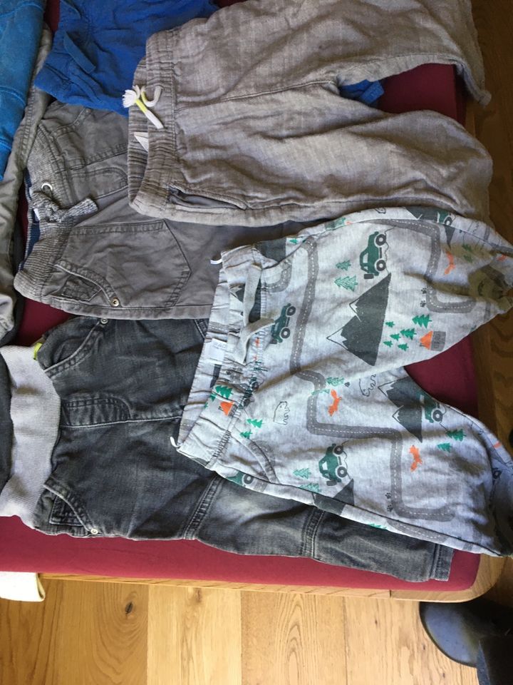 8 Jungen Hosen passend für Gr. 92 in Berlin