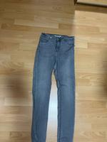 graue Amisu Skinny Jeans Gr. 29 Hessen - Homberg Vorschau