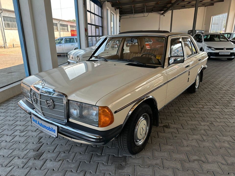 Mercedes-Benz 200 E W123 Limousine mit Schiebedach in Darmstadt