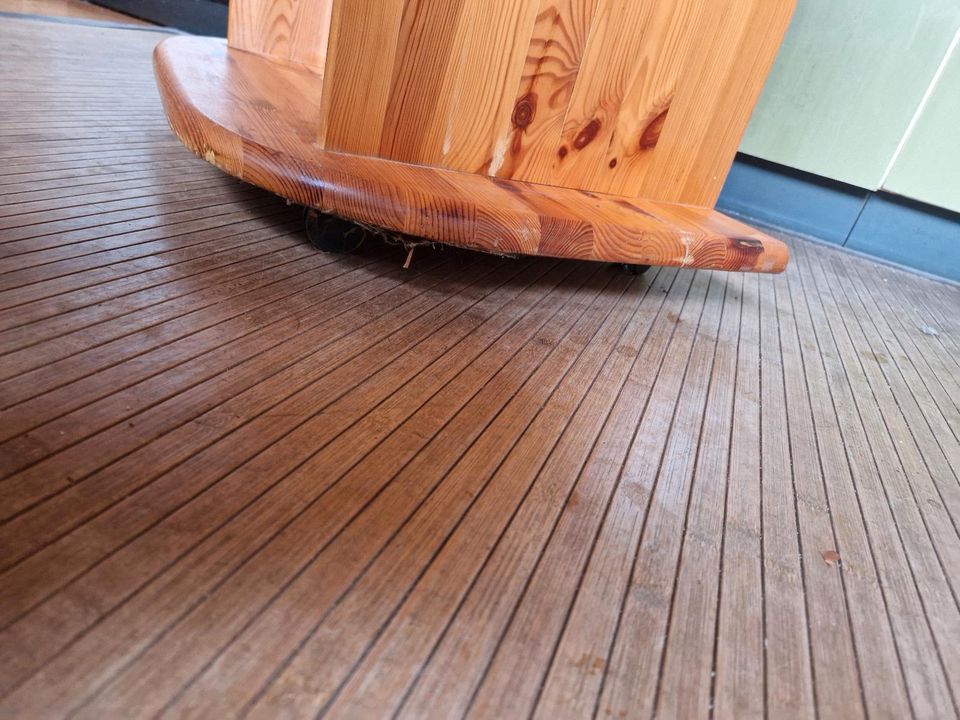 Schrank aus Holz in Pliezhausen