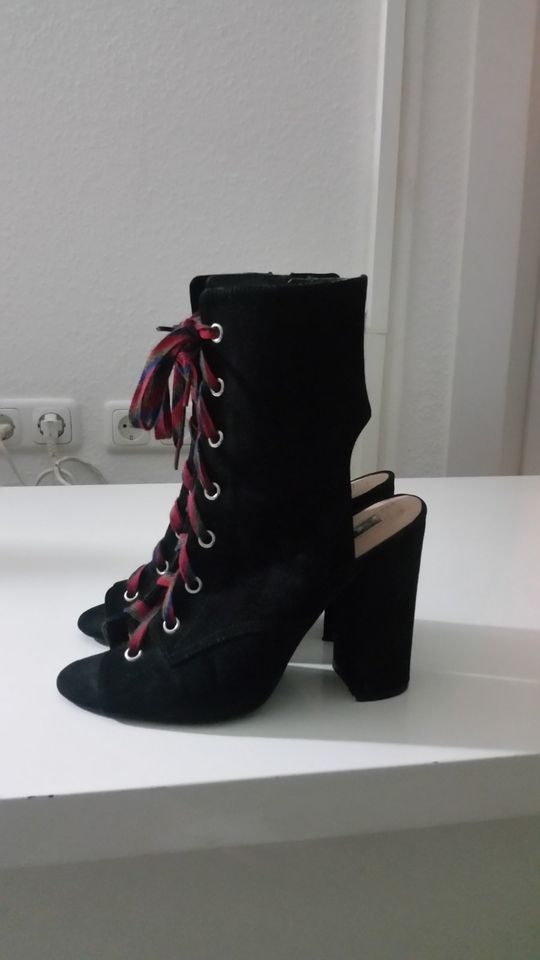 Hoch geschnürte High Heels Peep Toes Sandalen schwarz rot Gr 39 in Berlin