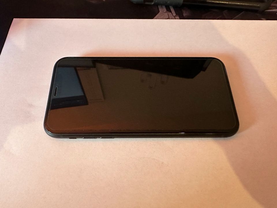 iPhone XR 64 GB Spacegrau Batterie 100% mit Lederhülle in Wildberg