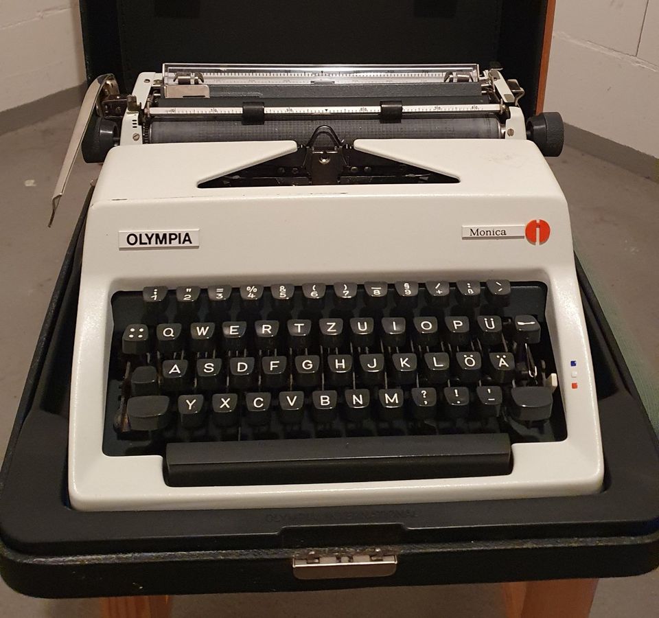 Schreibmaschine Olympia Monica Kofferschreibmaschine Vintage in Kleve