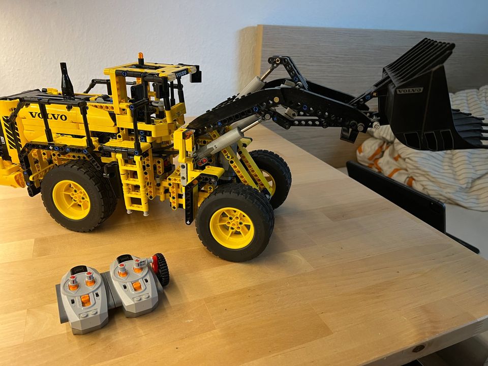 LEGO Technik SET 42030 RC Volvo Radlader in Düsseldorf