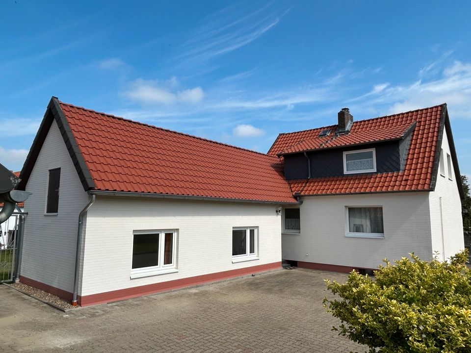 Einfamilienhaus mit Anbau und Garagengebäude in SZ-Osterlinde in Salzgitter