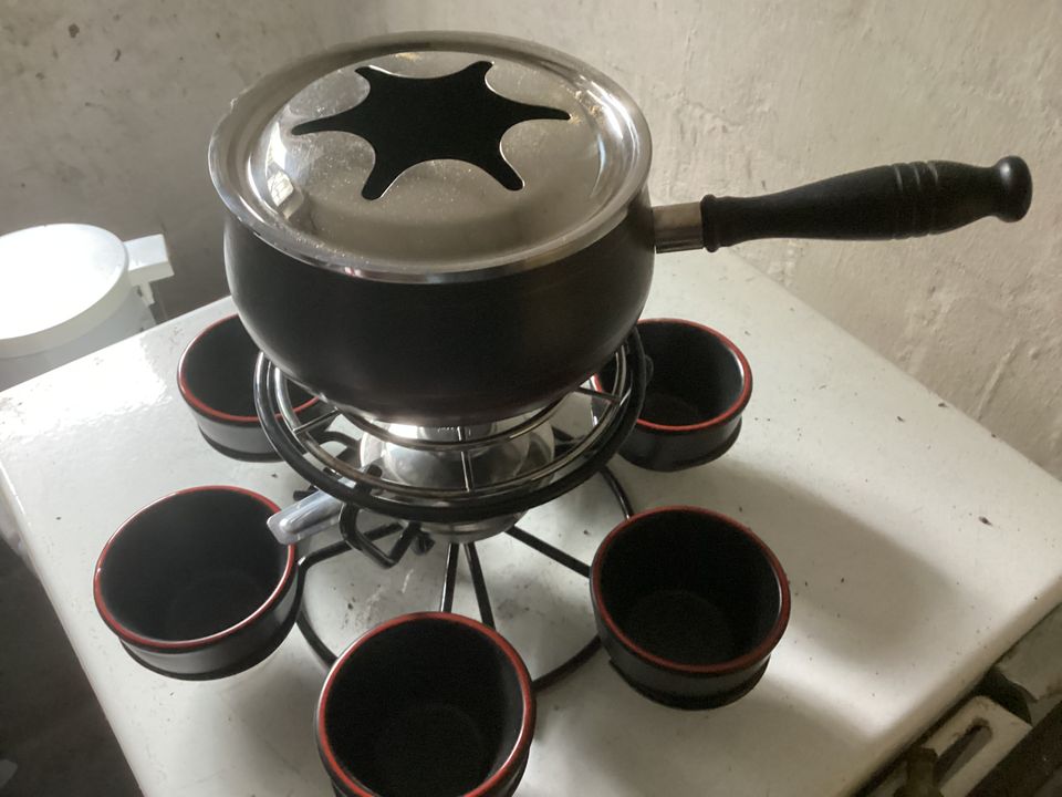 Fonduetopf schwarz mit Rechaud und passenden Schälchen in Wedemark