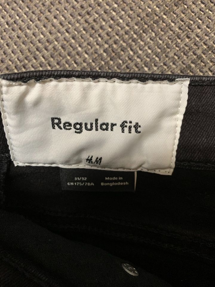 Hose /Jeans H&M Größe 31/32 schwarz, Regular fit, kaum getragen in Nörten-Hardenberg