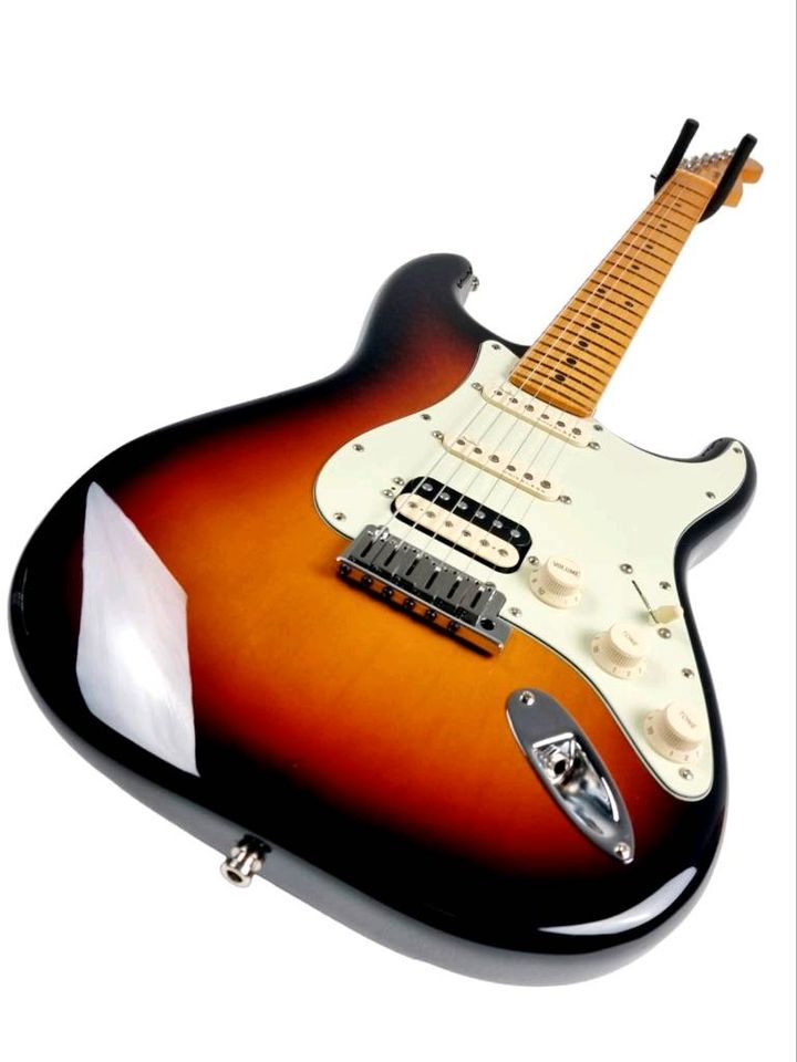 2023 Fender American Ultra Stratocaster MN HSS UB Sunburst USA in Linsengericht