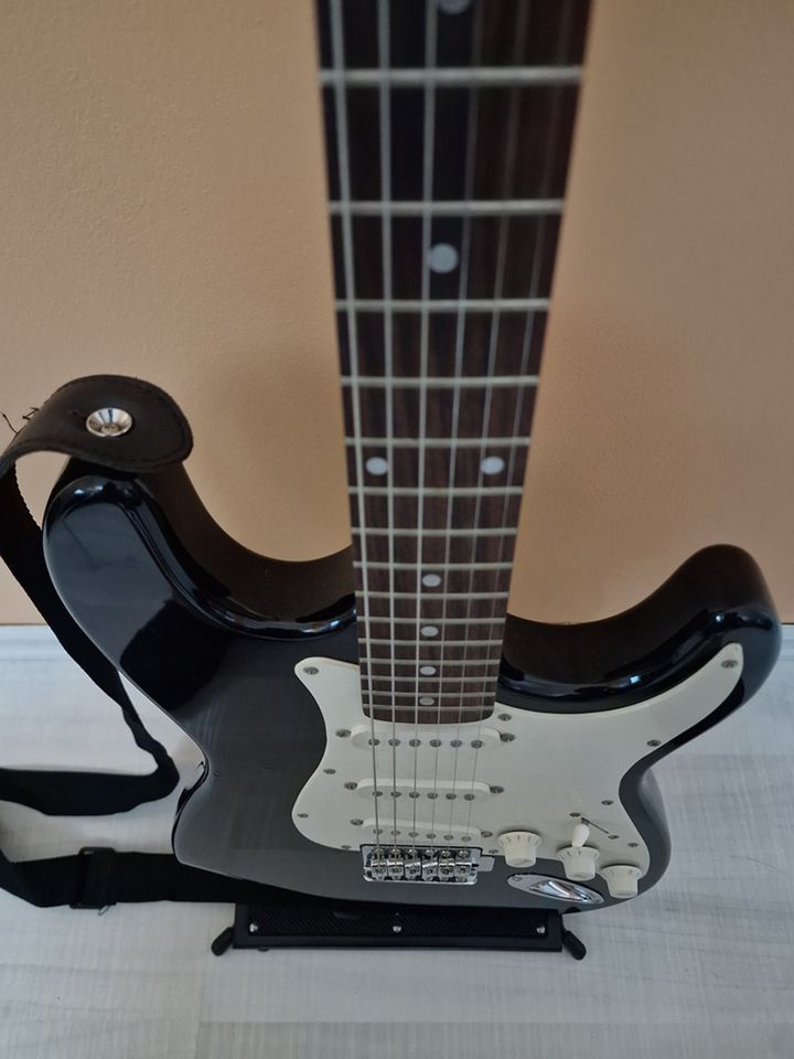 Tenson E Gitarre mit Tasche und Verstärker in Forchheim