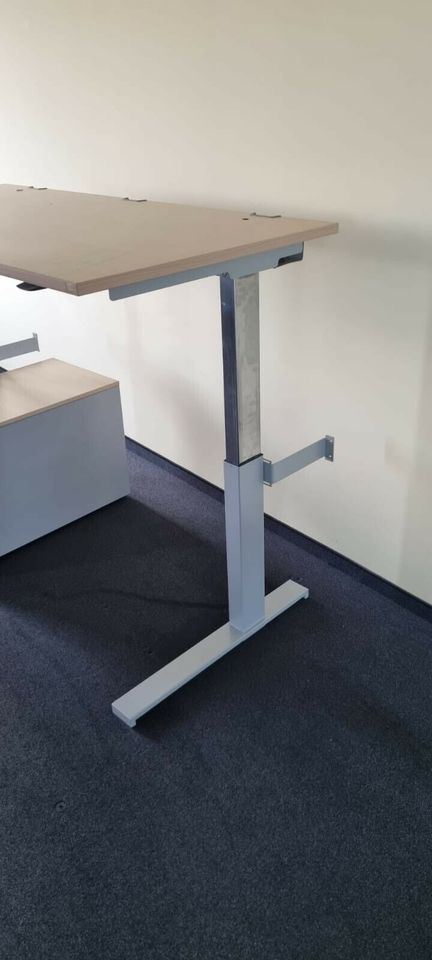 100 x Steh - Sitz Schreibtisch / Steelcase / Höhenverstellbar in Linden