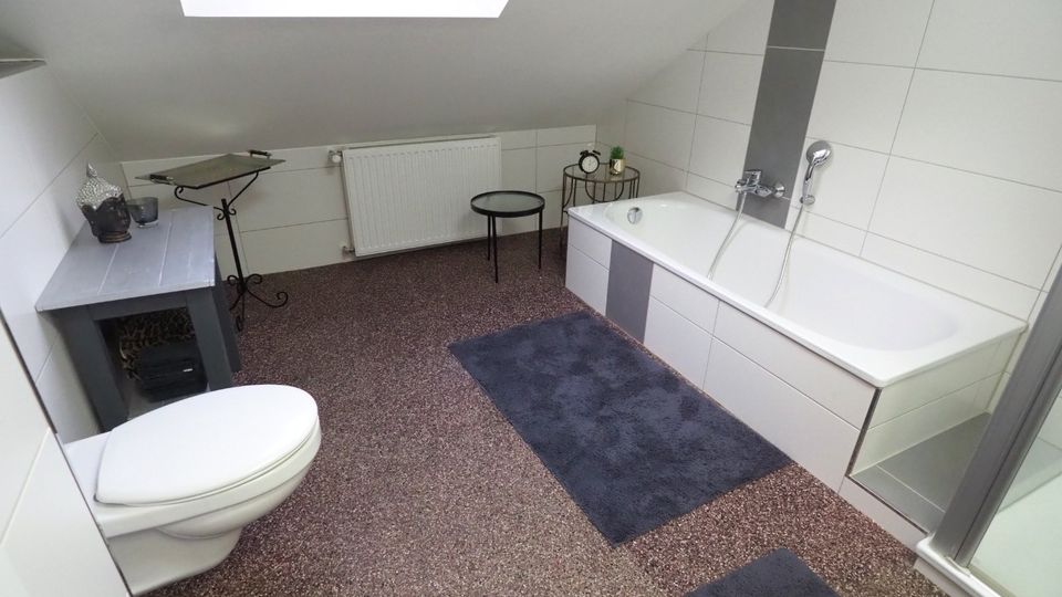 Maisonette-Wohnung über 2 Geschosse, mit Dachterrasse und Keller. Evt. Garage.Alles neu ! in Kleve