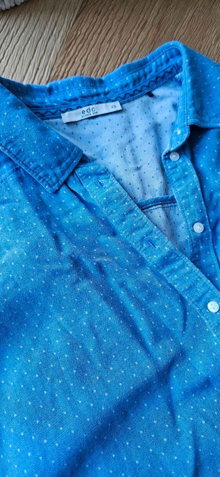 Hellblaue Bluse/Hemd von edc mit weißen Punkten in XS in Biebertal
