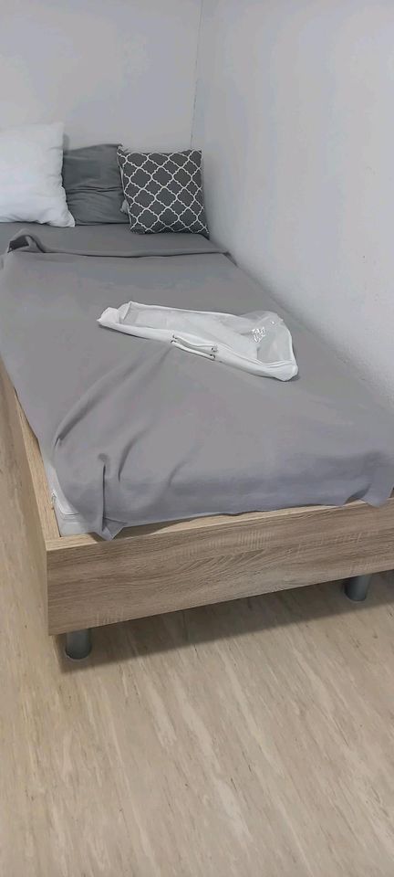 Bett 200×90 cm gut erhalten in Kaltenkirchen