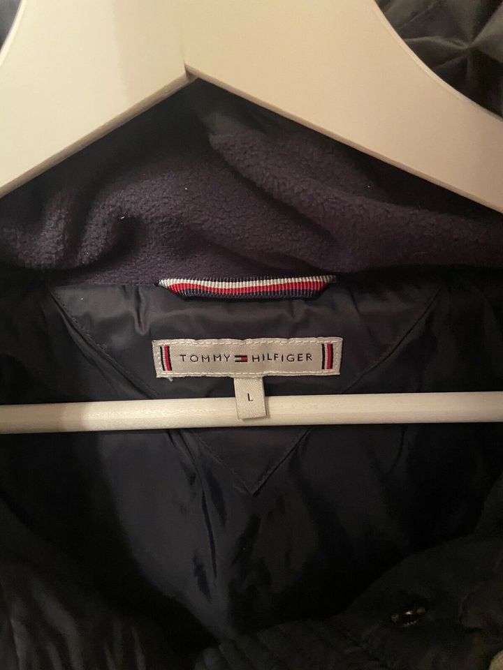 Tommy Hilfiger, Essential Monogramm-Daunenjacke in Otterbach