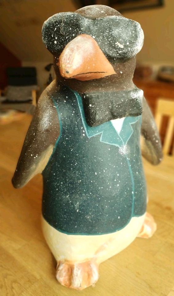 Pinguin Figur 47 cm hoch aus Pappmache, cool, Deko, Eyecatcher in Travenbrück