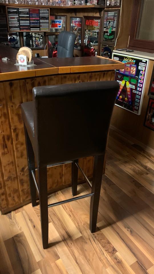 2 Barhocker aus Holz  gebraucht 1 Hocker gratis Neupreis 140€ in Bietigheim-Bissingen