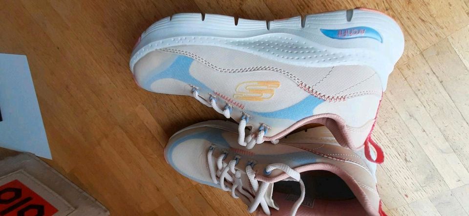 SKECHERS DAMEN 36, ARCH FIT,AIR COOLED, WIE NEU !!! in Ettlingen