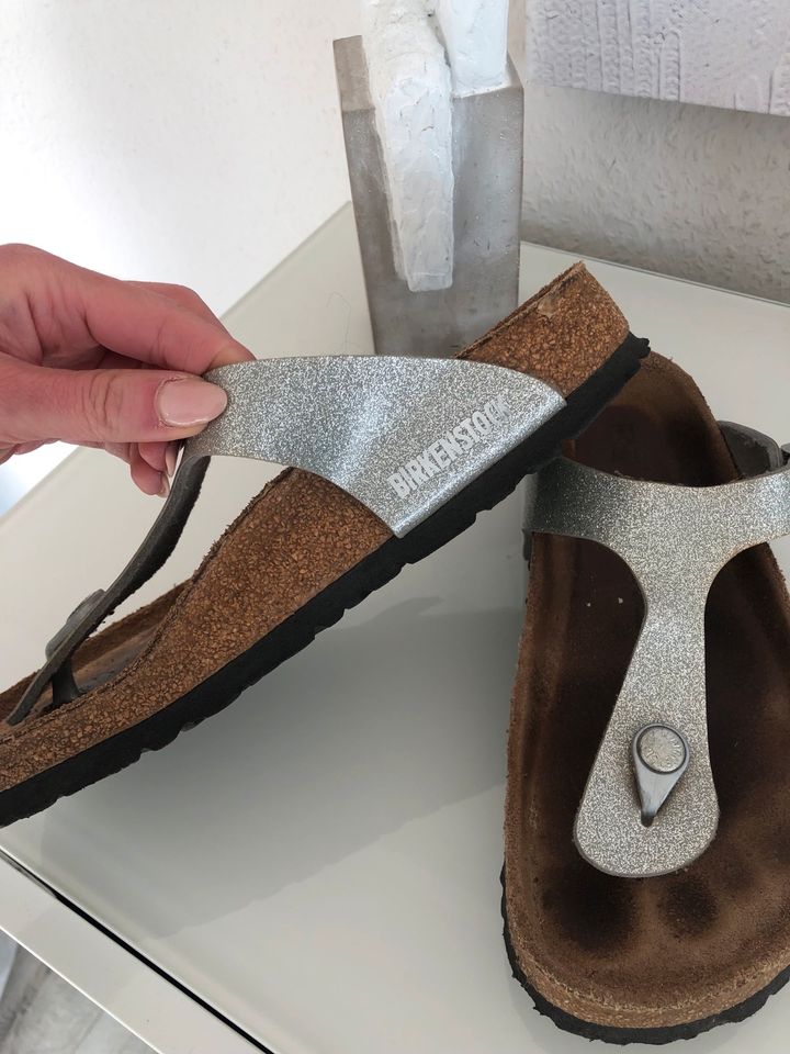 Birkenstock Sandalen Zehentrenner Gizeh Silber Glitzer gr. 38 in Oldendorf (Holstein)