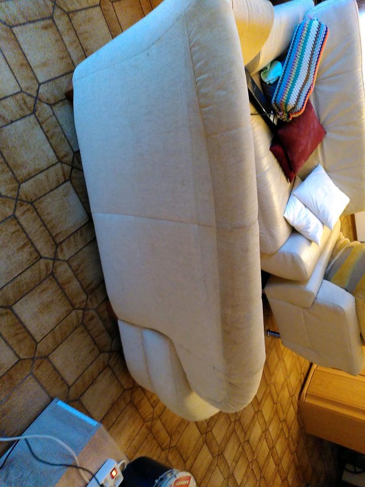 Sofa Chalet Möbel beige mit Kratzspuren an einer Seite in Herne