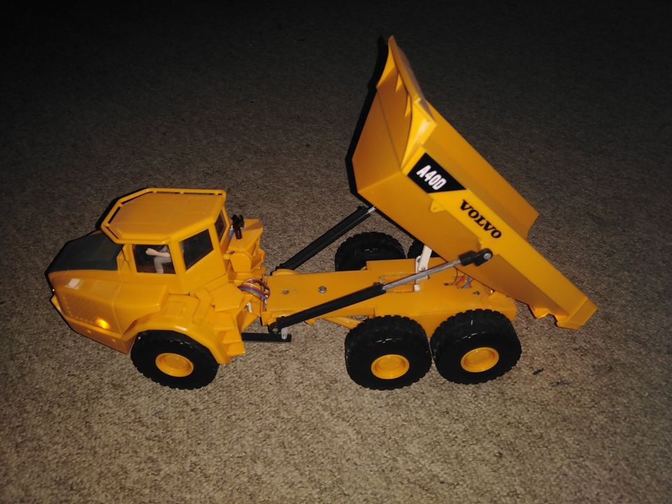 Siku control Volvo Dumper A40 D 1:32 in Stünzmühle