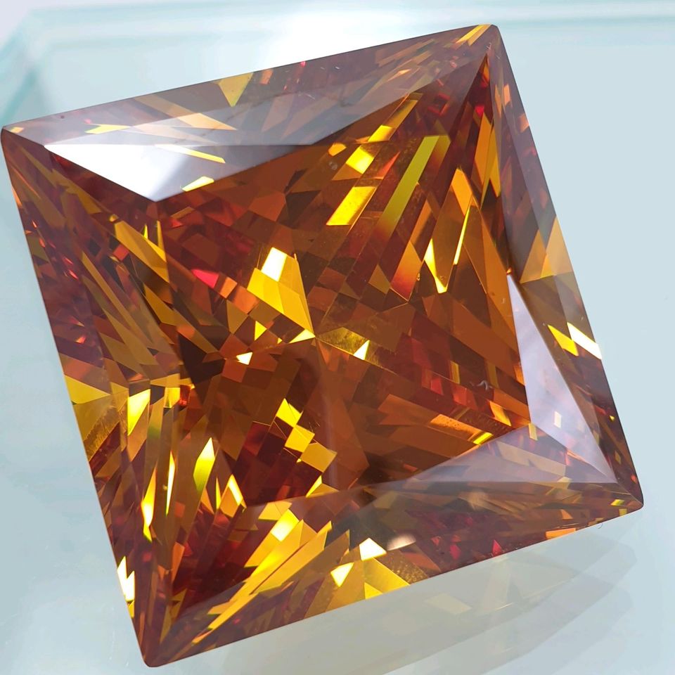 Riesiger facettierter ZIRKONIA Carre ( 530 Carat ) 40 x 40 mm in Recklinghausen