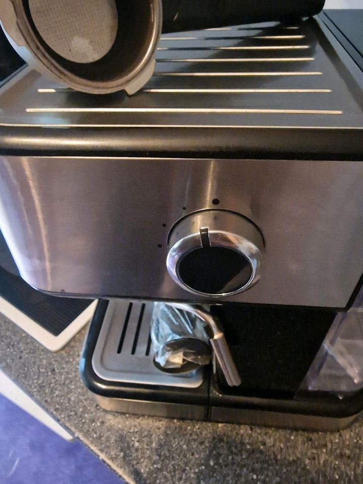 Siebträger Kaffeemaschine von Beem mit Milchaufschäumer in Enger