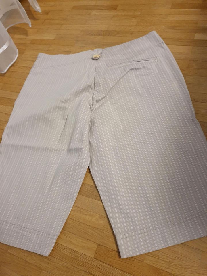 Orsay Damen Bermuda Shorts Gr. 32 in München