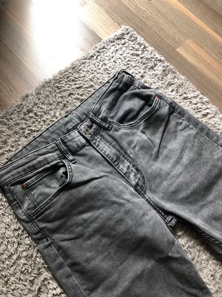 Jeans grau Gr. 170 H&M Jungen in Waldsieversdorf