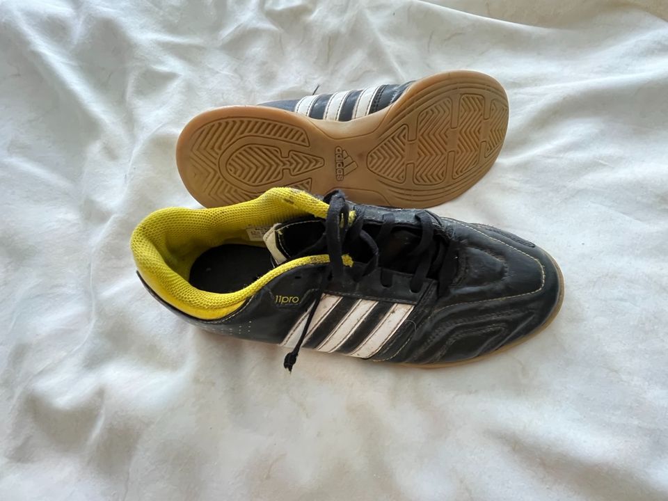 Adidas Hallen Schuhe 39 1/3 in Chemnitz