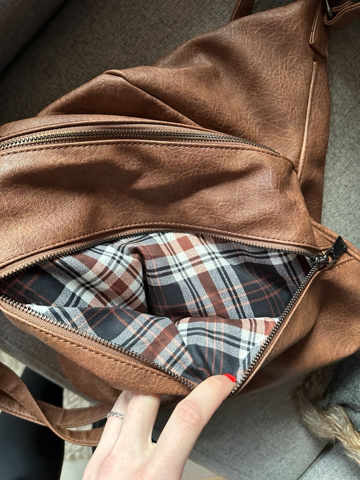 Asymmetrische Tasche mit Innentaschen - neuwertig! in Brome