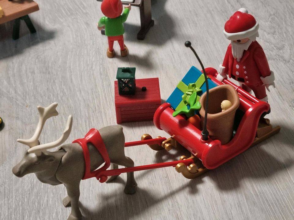Playmobil Weihnachtsmann Wichtel Werkstatt Renntier in Rehfelde