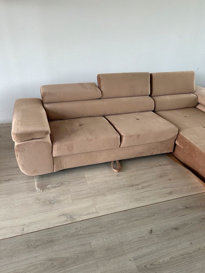 Schönes  Samt Sofa neu in Redwitz a d Rodach